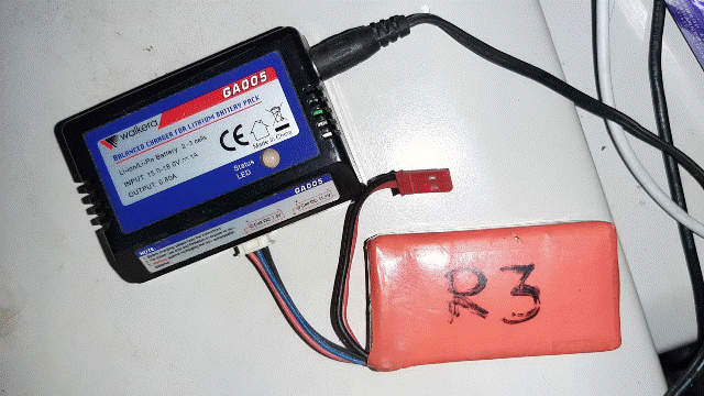 Robi2023.01.23_01_改造測試：先使用[外掛充電器Li-ion_&_Li-Po_2Cell~3Cell_Balanced_Charger]對[外掛電池7.4V_2Cell]進行充電測試(充電時會燈號閃爍)